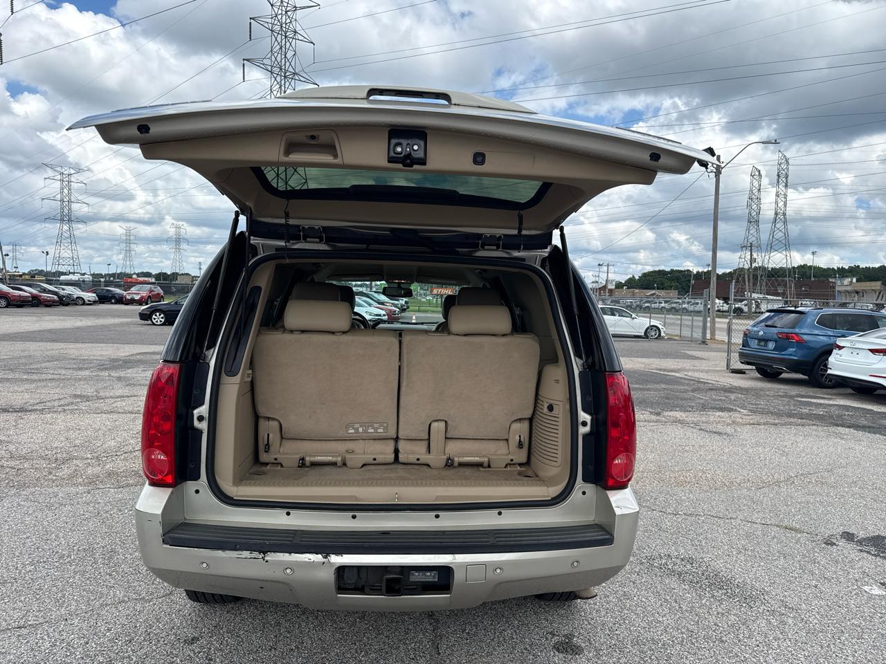 GMC Yukon SLT 4D SUV RWD 2013