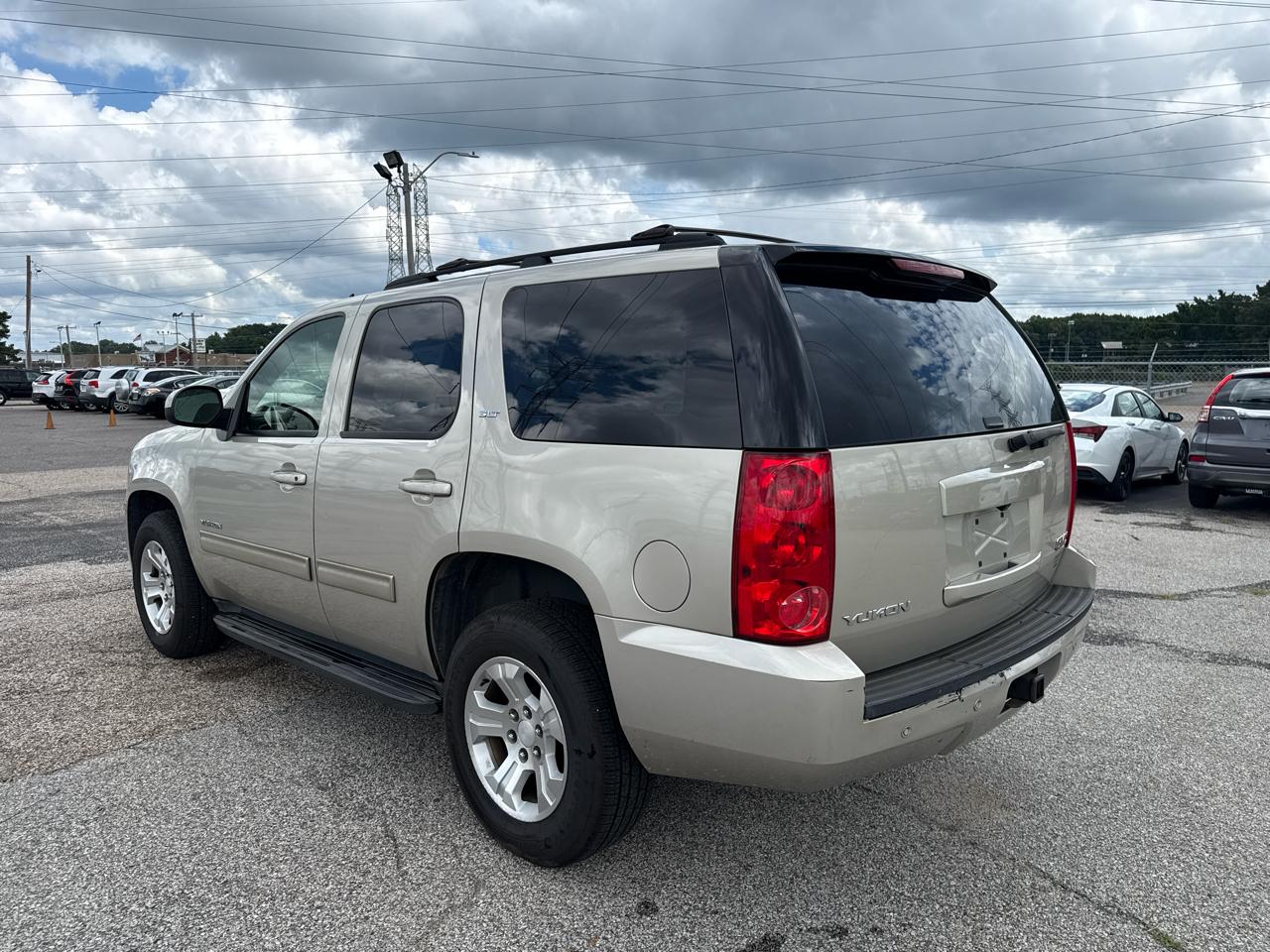 GMC Yukon SLT 4D SUV RWD 2013