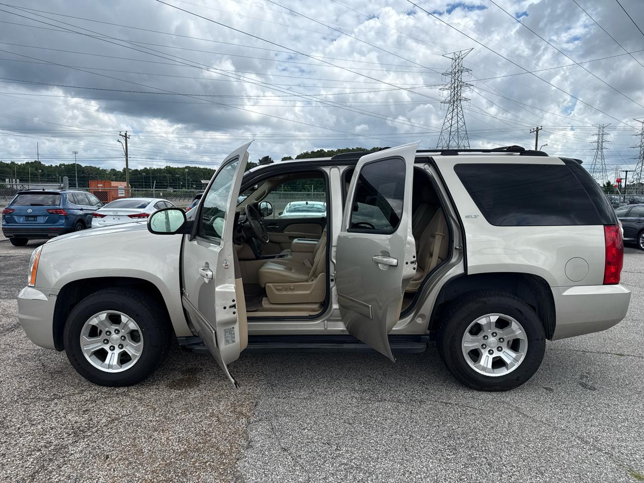 GMC Yukon SLT 4D SUV RWD 2013