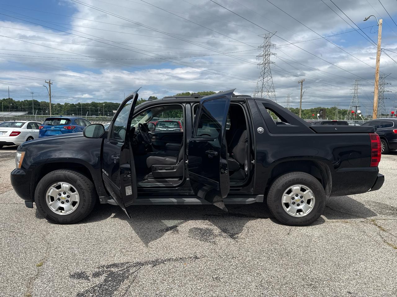 Chevrolet Avalanche LS 2WD 2013