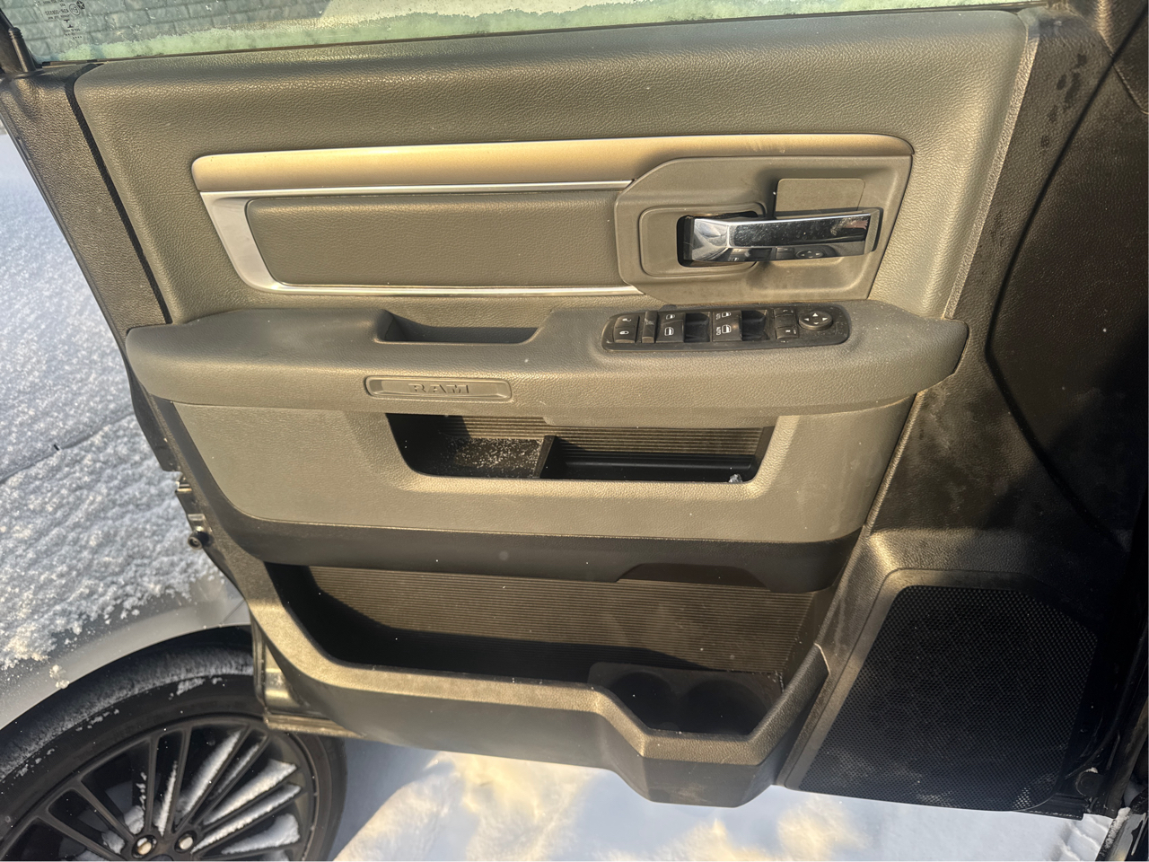 RAM 1500 SLT Crew Cab SWB 4WD 2016