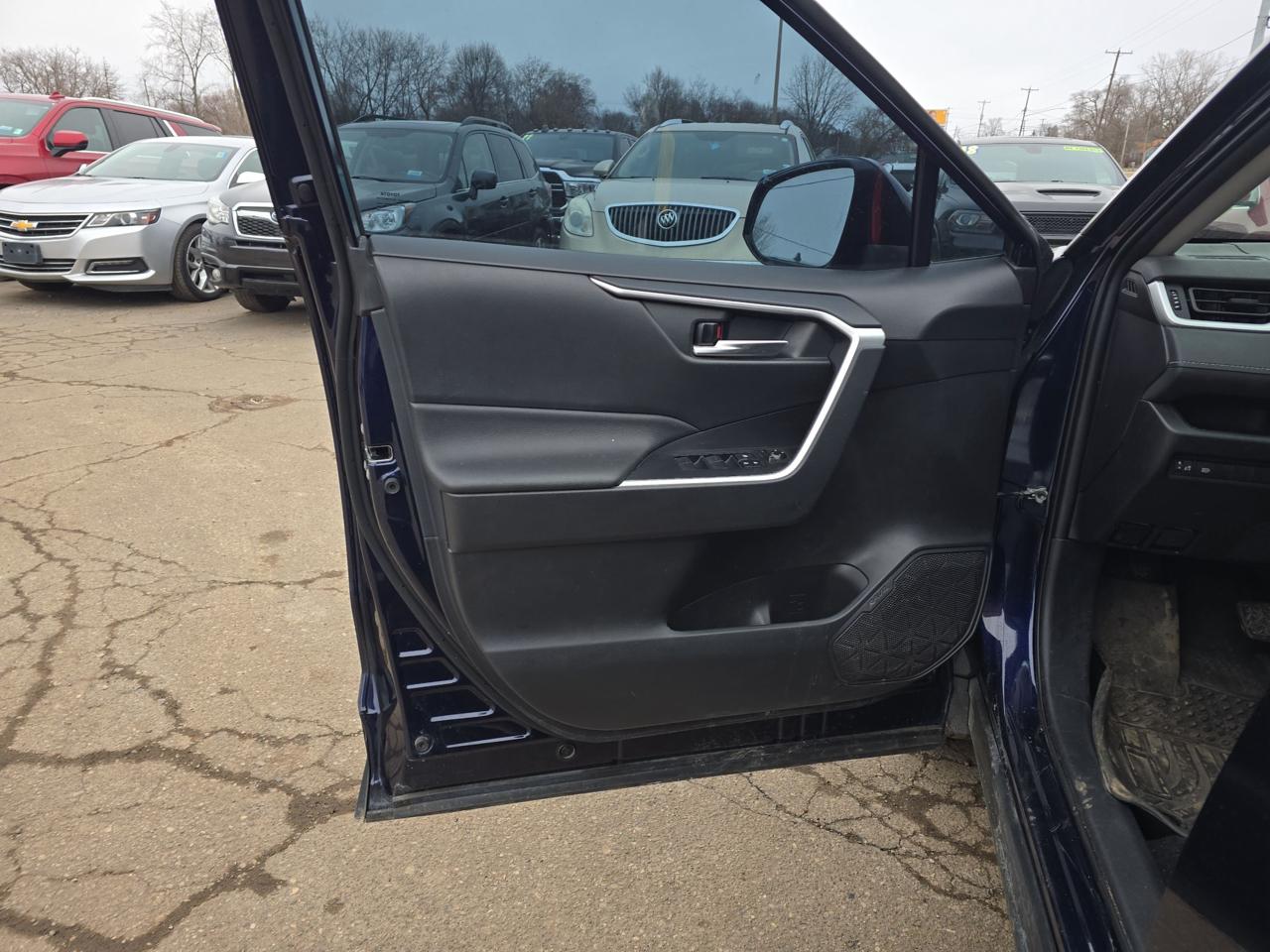 Toyota RAV4 XLE AWD 2021