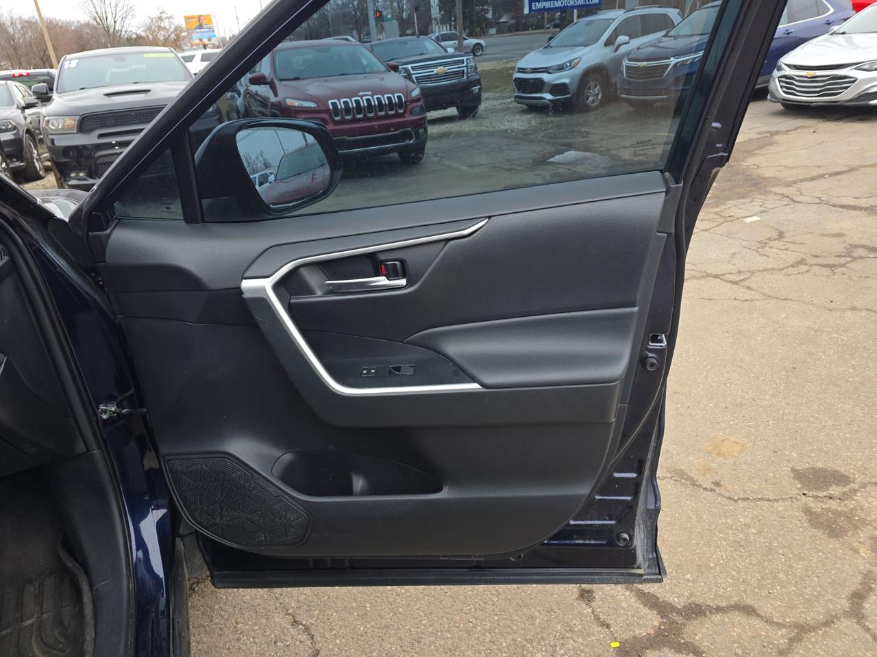 Toyota RAV4 XLE AWD 2021