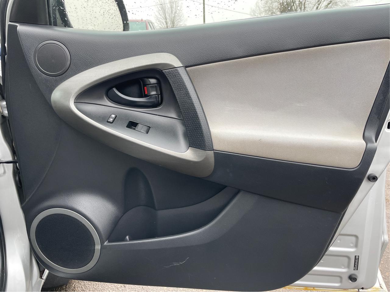 Toyota RAV4 Base I4 4WD 2012