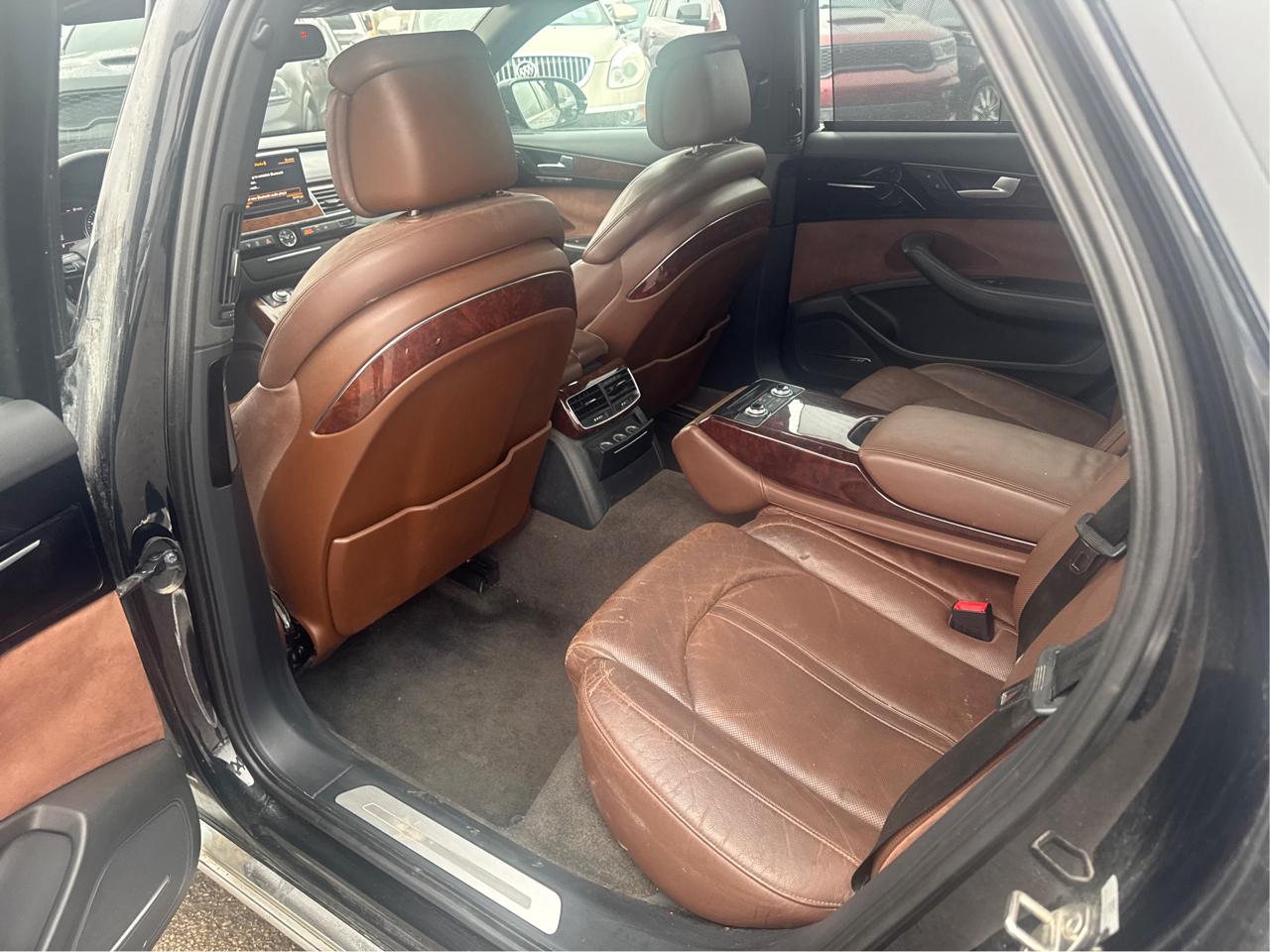 Audi A8 4.2L quattro 2011