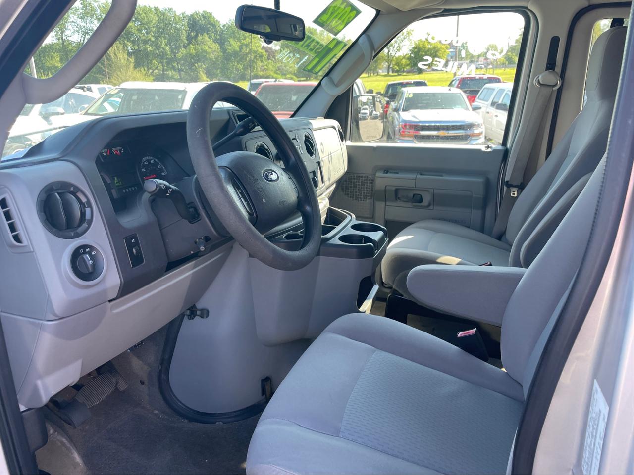 Ford Econoline E-350 XL Super Duty 2012