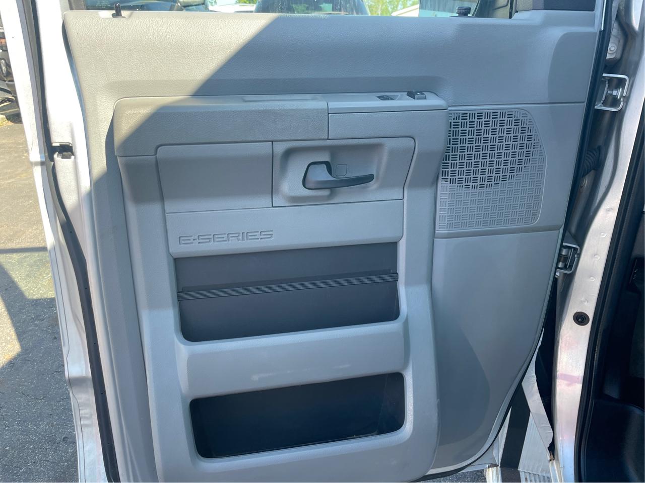 Ford Econoline E-350 XL Super Duty 2012
