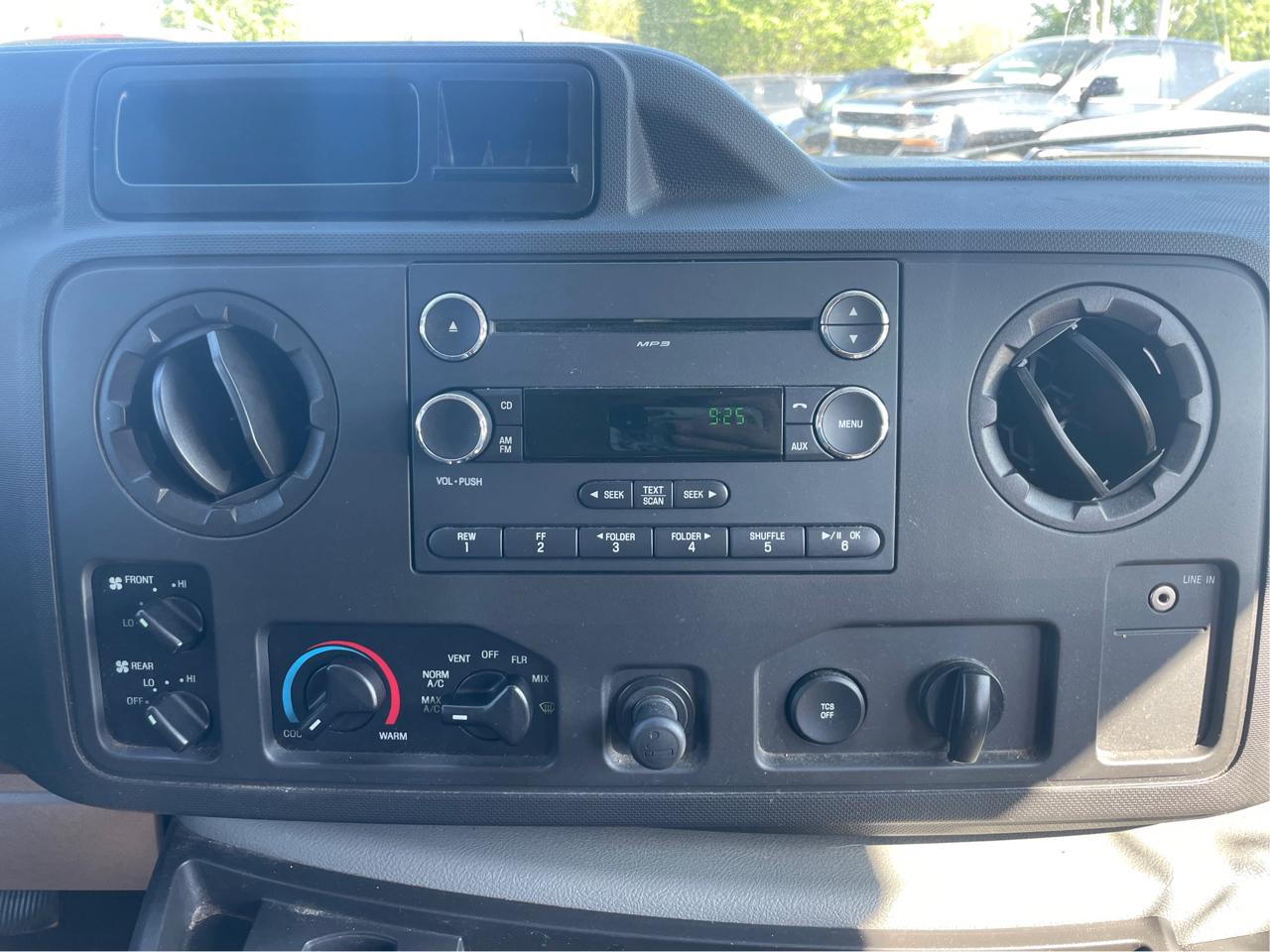 Ford Econoline E-350 XL Super Duty 2012