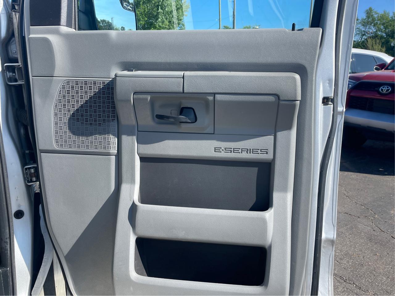 Ford Econoline E-350 XL Super Duty 2012