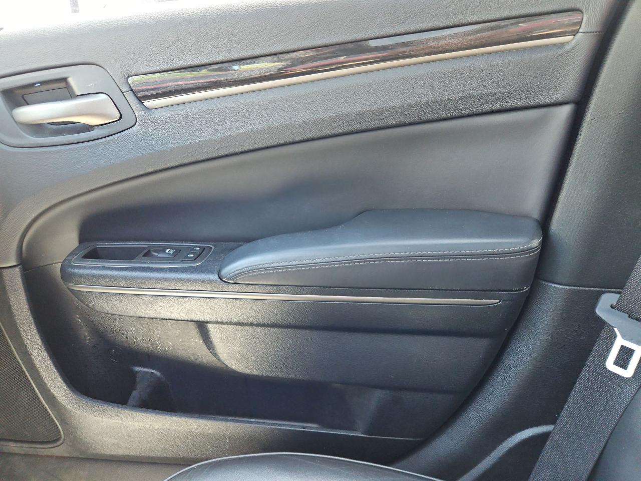 Chrysler 300 C John Varvatos Luxury RWD 2014