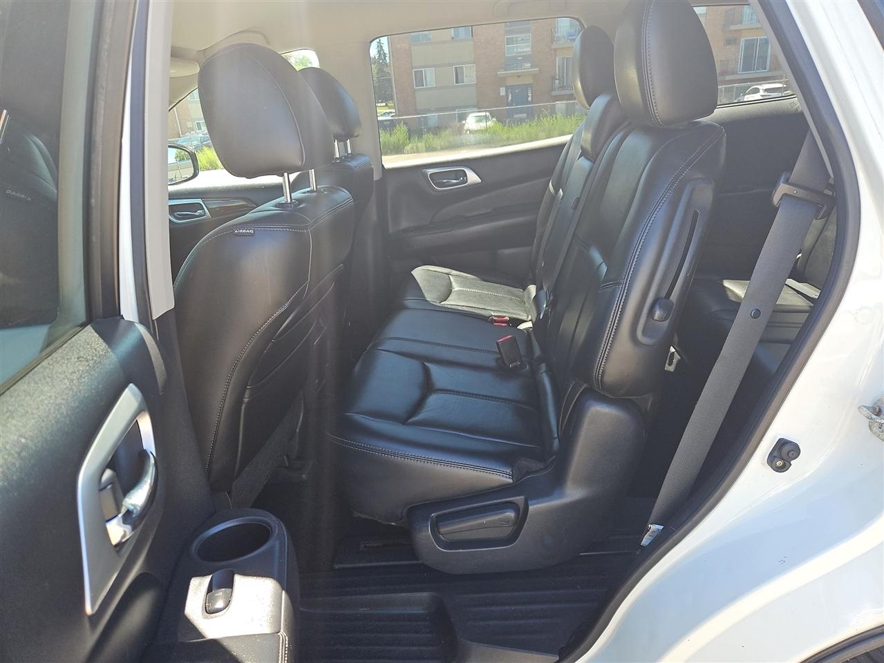 Nissan Pathfinder LE 2WD 2013
