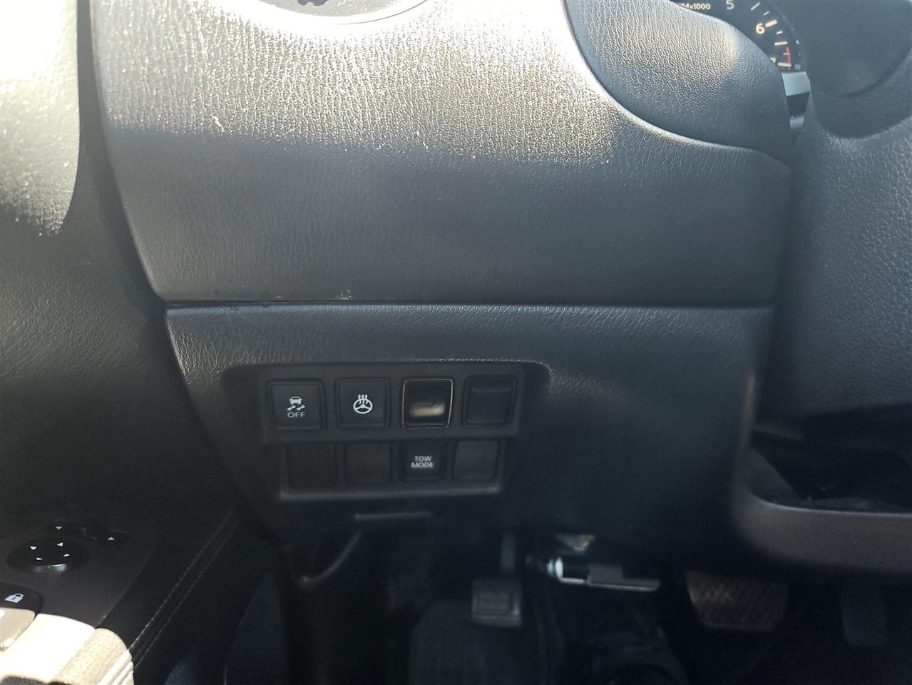 Nissan Pathfinder LE 2WD 2013