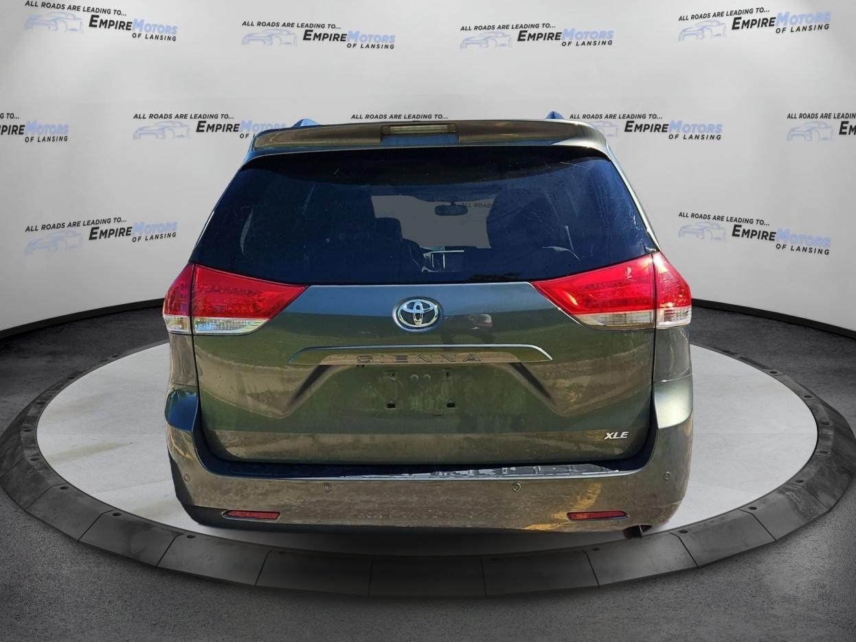 Toyota Sienna XLE FWD 8-Passenger V6 2013