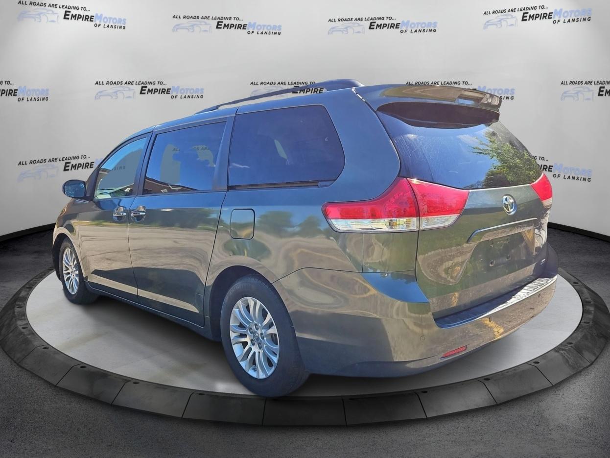 Toyota Sienna XLE FWD 8-Passenger V6 2013