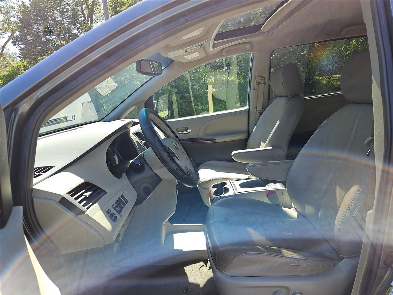 Toyota Sienna XLE FWD 8-Passenger V6 2013