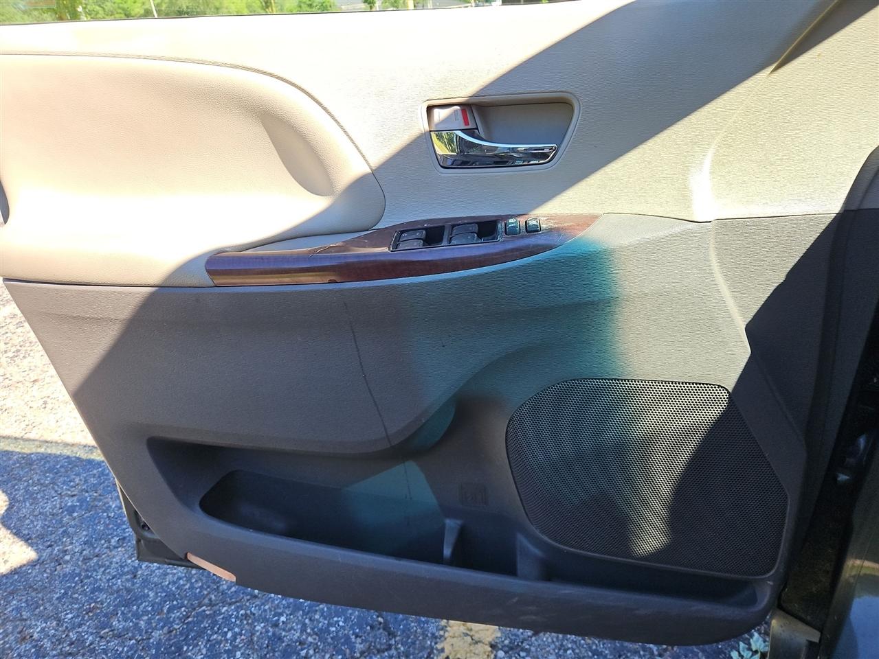 Toyota Sienna XLE FWD 8-Passenger V6 2013