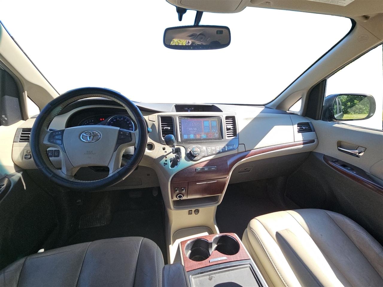 Toyota Sienna XLE FWD 8-Passenger V6 2013