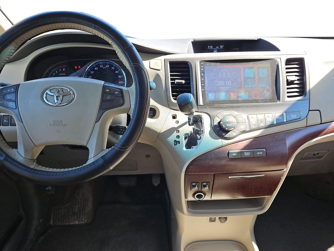 Toyota Sienna XLE FWD 8-Passenger V6 2013