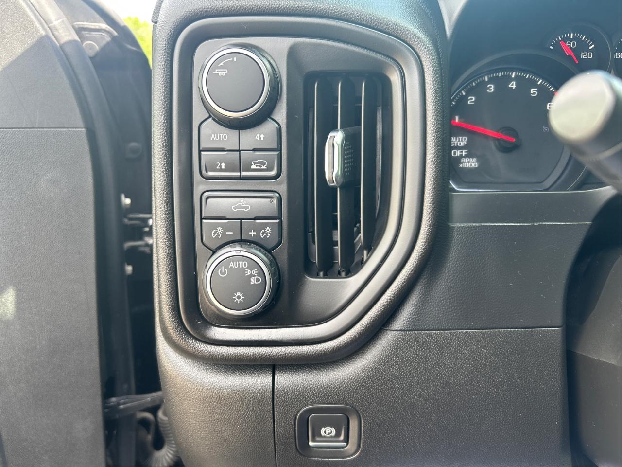Chevrolet Silverado 1500 Custom Crew Cab Long Box 4WD 2020