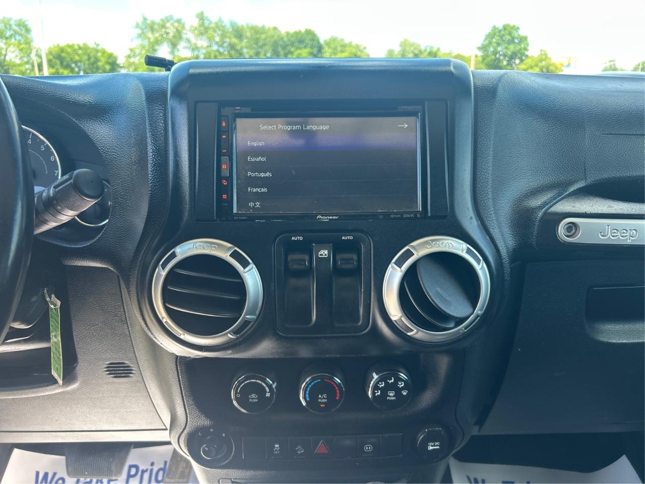 Jeep Wrangler Sahara 4WD 2011