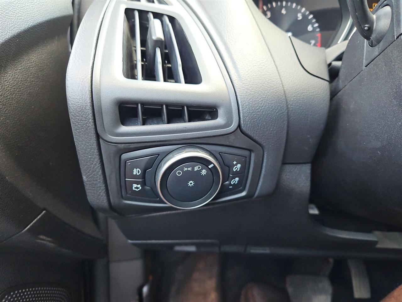 Ford Focus SE Sedan 2016
