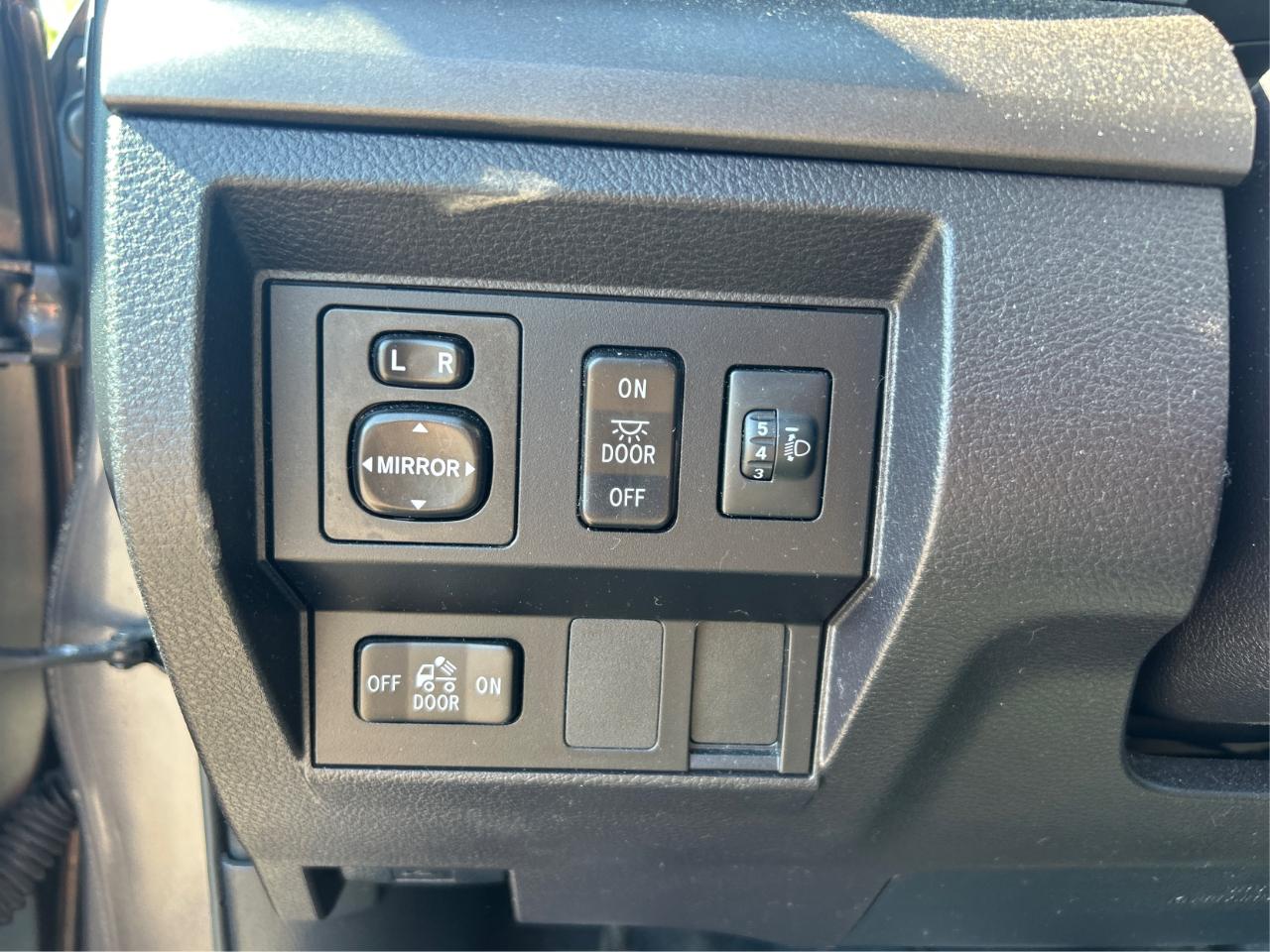 Toyota Tundra SR5 5.7L V8 Double Cab 4WD 2016