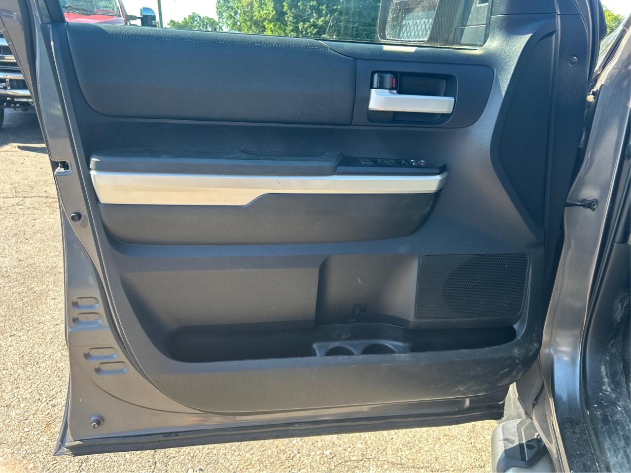 Toyota Tundra SR5 5.7L V8 Double Cab 4WD 2016