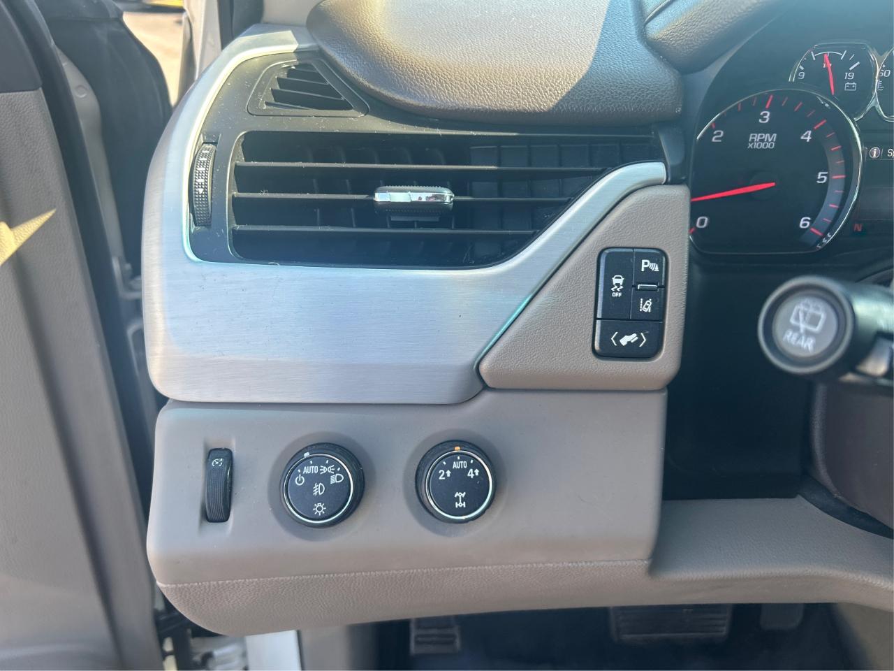 GMC Yukon XL SLT 1/2 Ton 4WD 2015