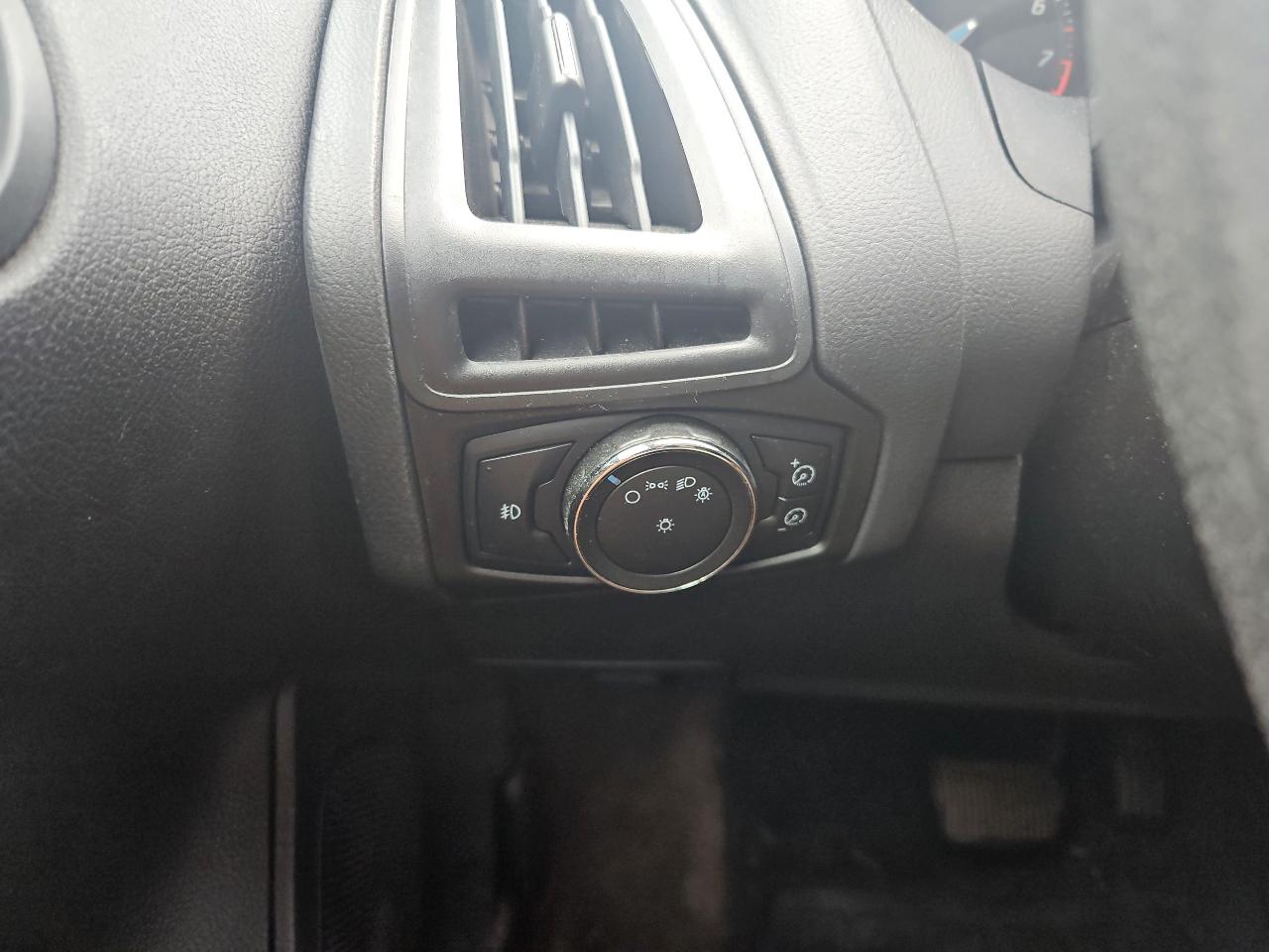 Ford Focus SE 2012