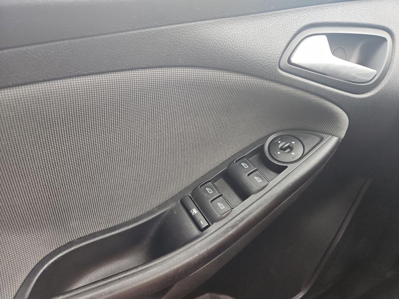 Ford Focus SE 2012