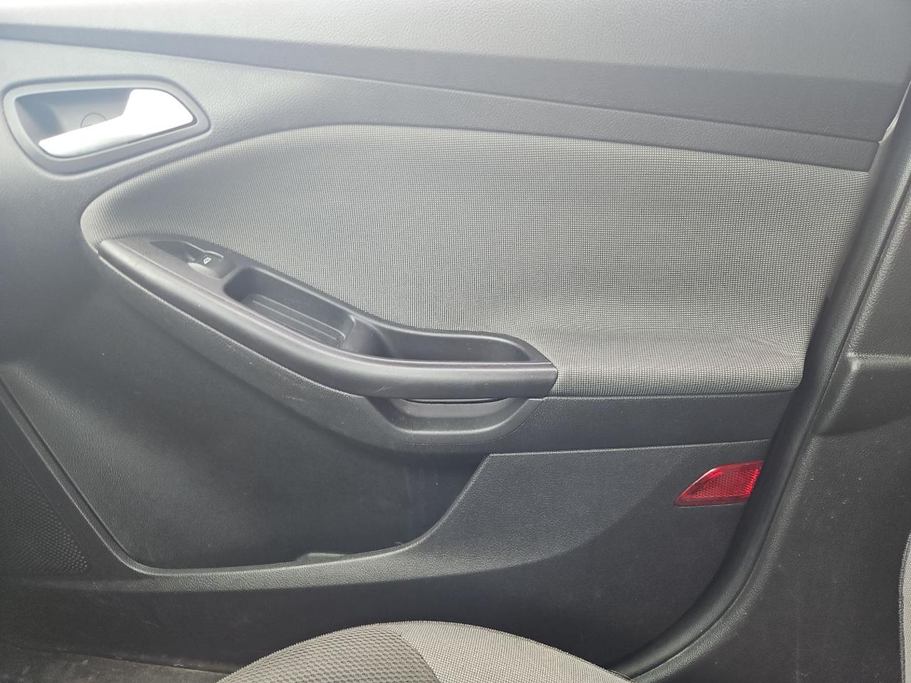 Ford Focus SE 2012
