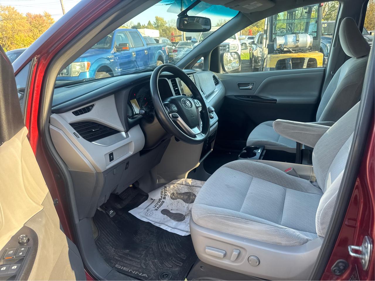 Toyota Sienna LE 7-Passenger AWD 2017