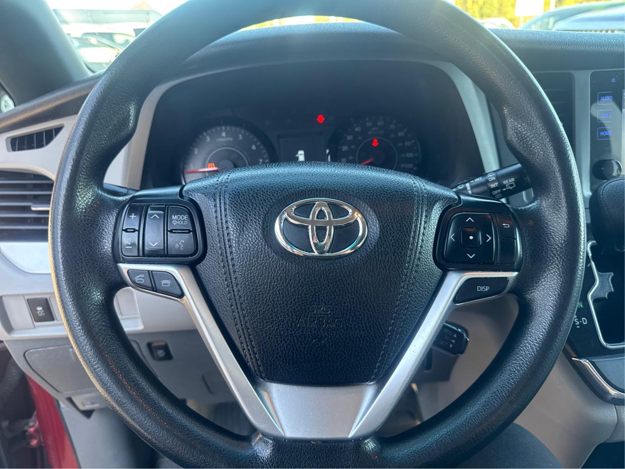 Toyota Sienna LE 7-Passenger AWD 2017