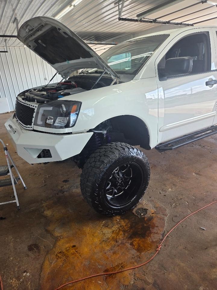 Nissan Titan S Crew Cab 4WD 2011