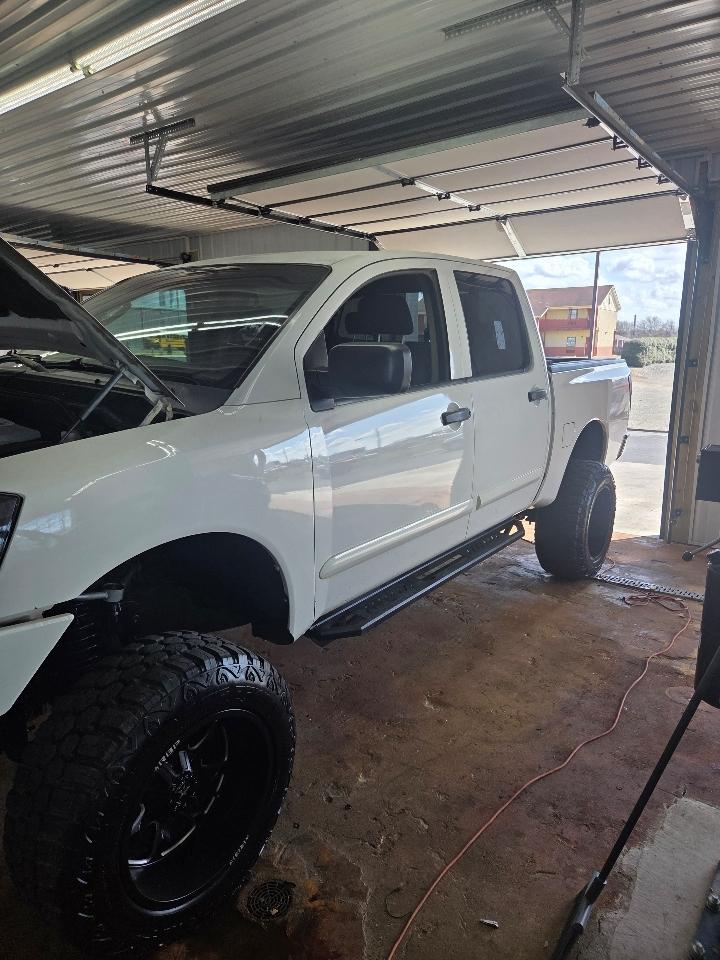 Nissan Titan S Crew Cab 4WD 2011