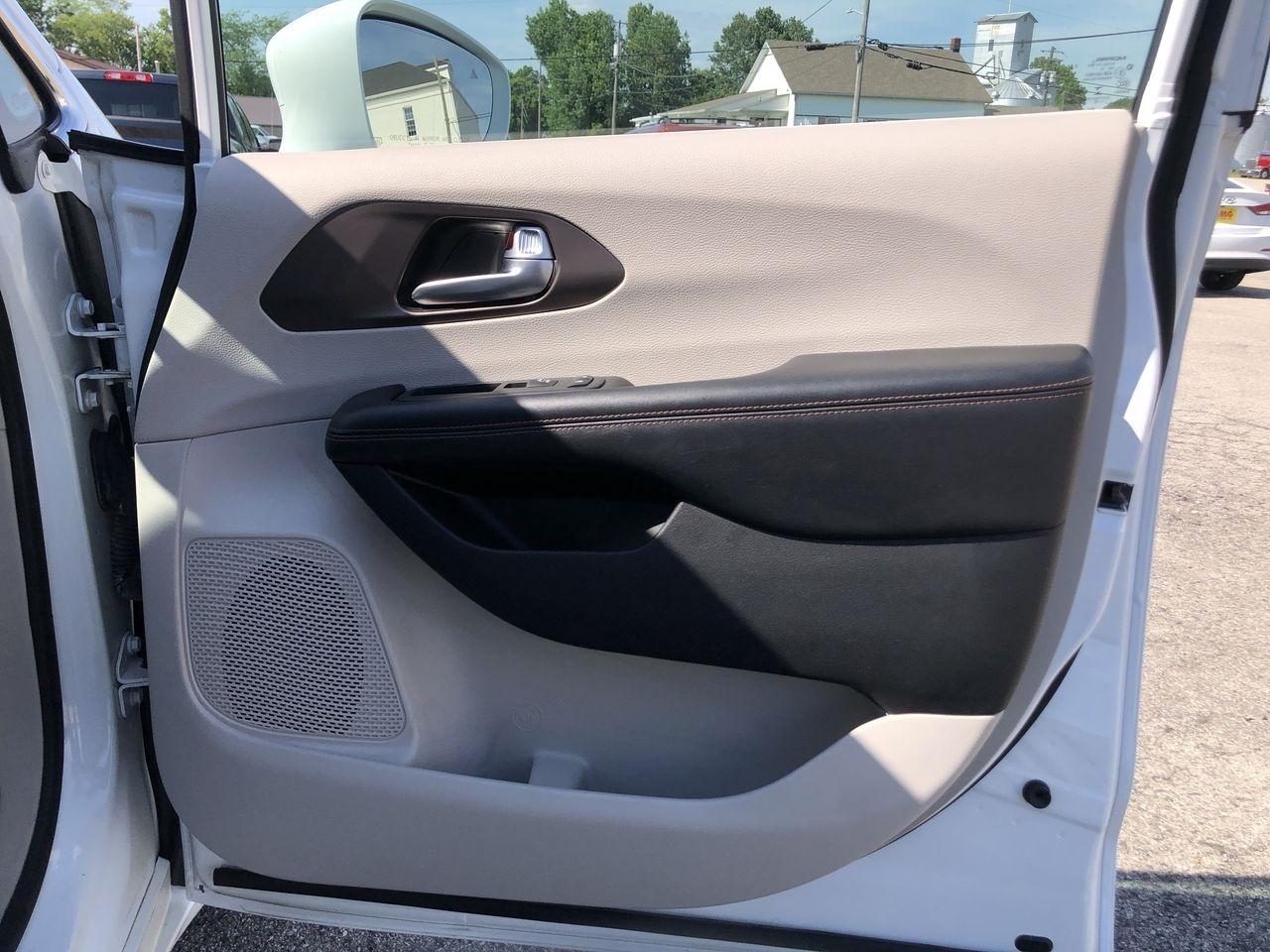 Chrysler Pacifica Touring L FWD 2018