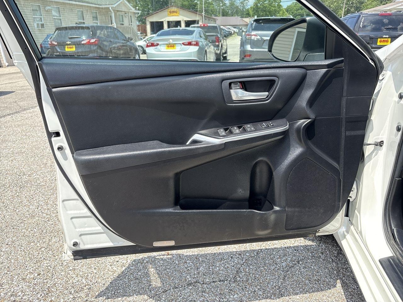 Toyota Camry 4dr Sdn I4 Auto XLE (Natl) 2015