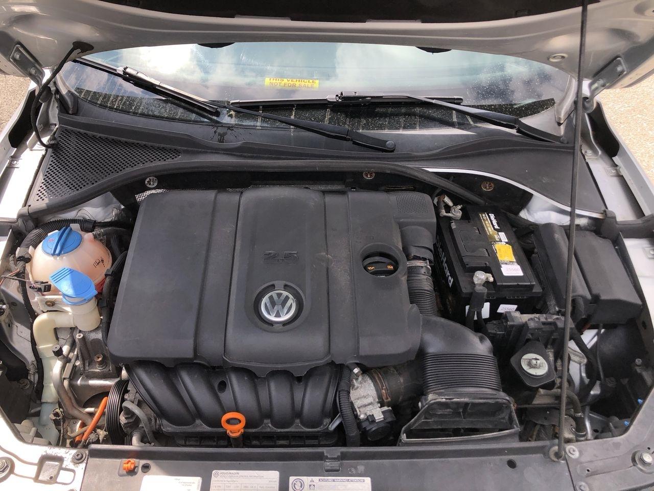 Volkswagen Passat 4dr Sdn 2.5L Manual S PZEV 2013