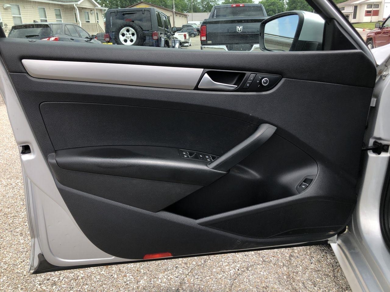 Volkswagen Passat 4dr Sdn 2.5L Manual S PZEV 2013