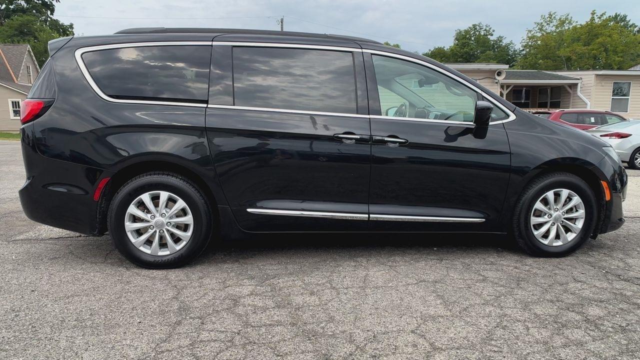 Chrysler Pacifica Touring-L FWD 2017