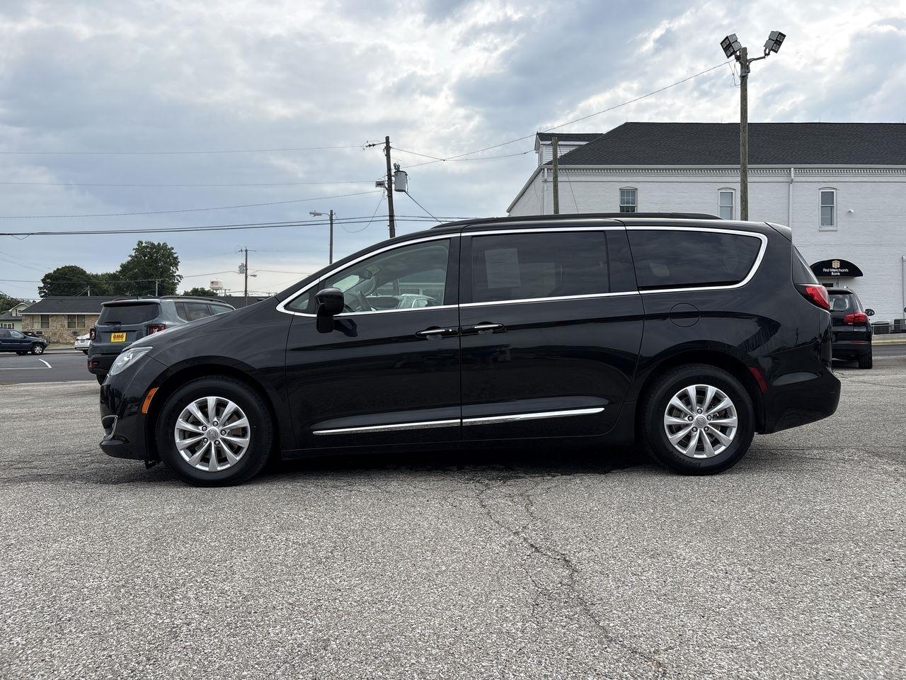 Chrysler Pacifica Touring-L FWD 2017
