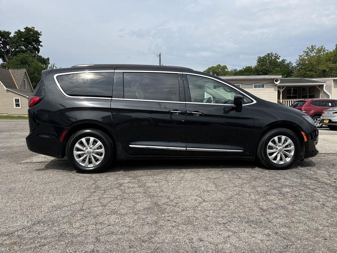 Chrysler Pacifica Touring-L FWD 2017