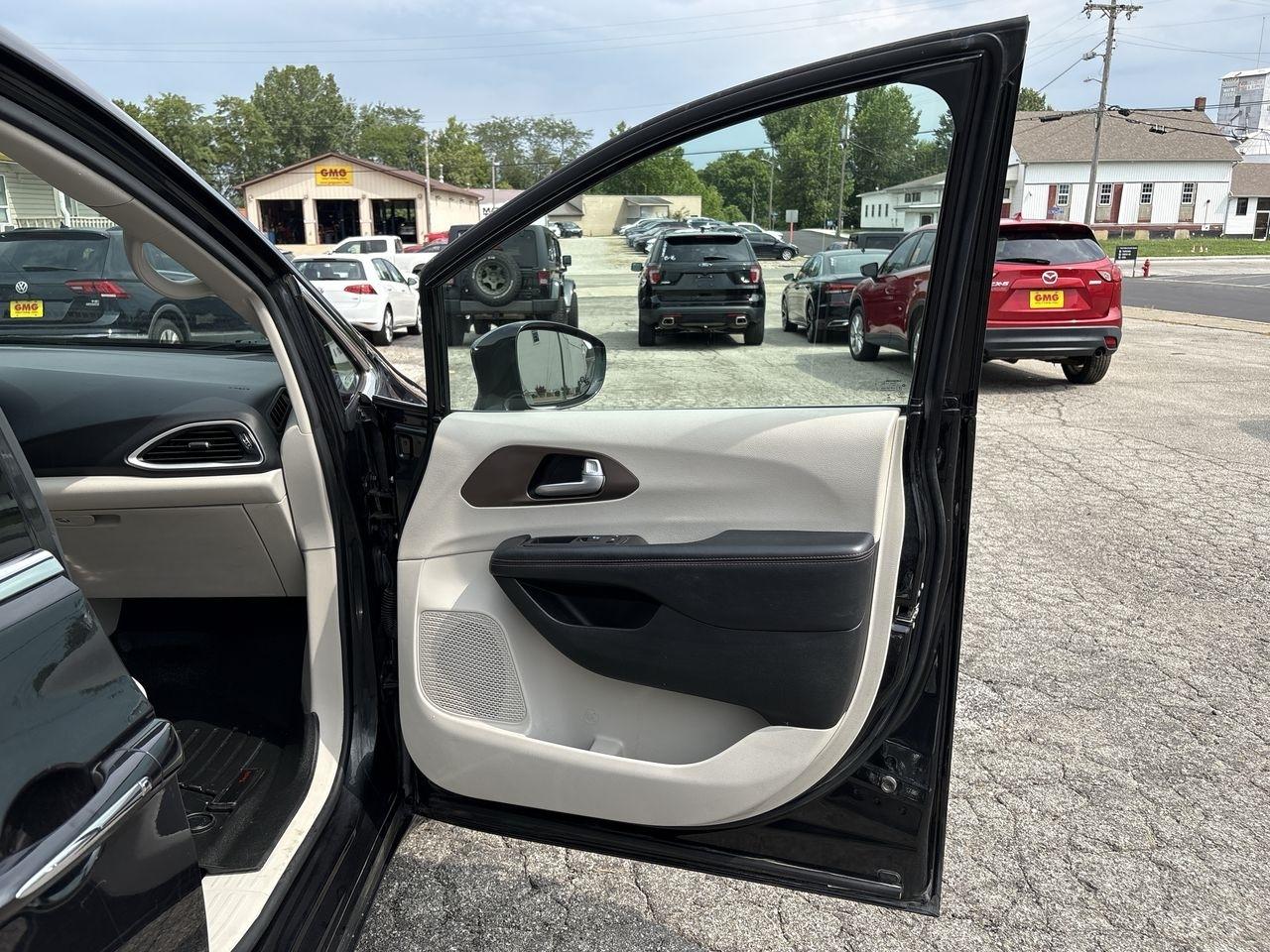 Chrysler Pacifica Touring-L FWD 2017