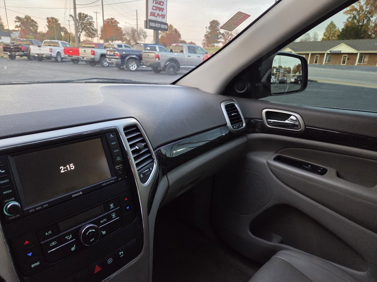 2011 Jeep Grand Cherokee Laredo photo 3