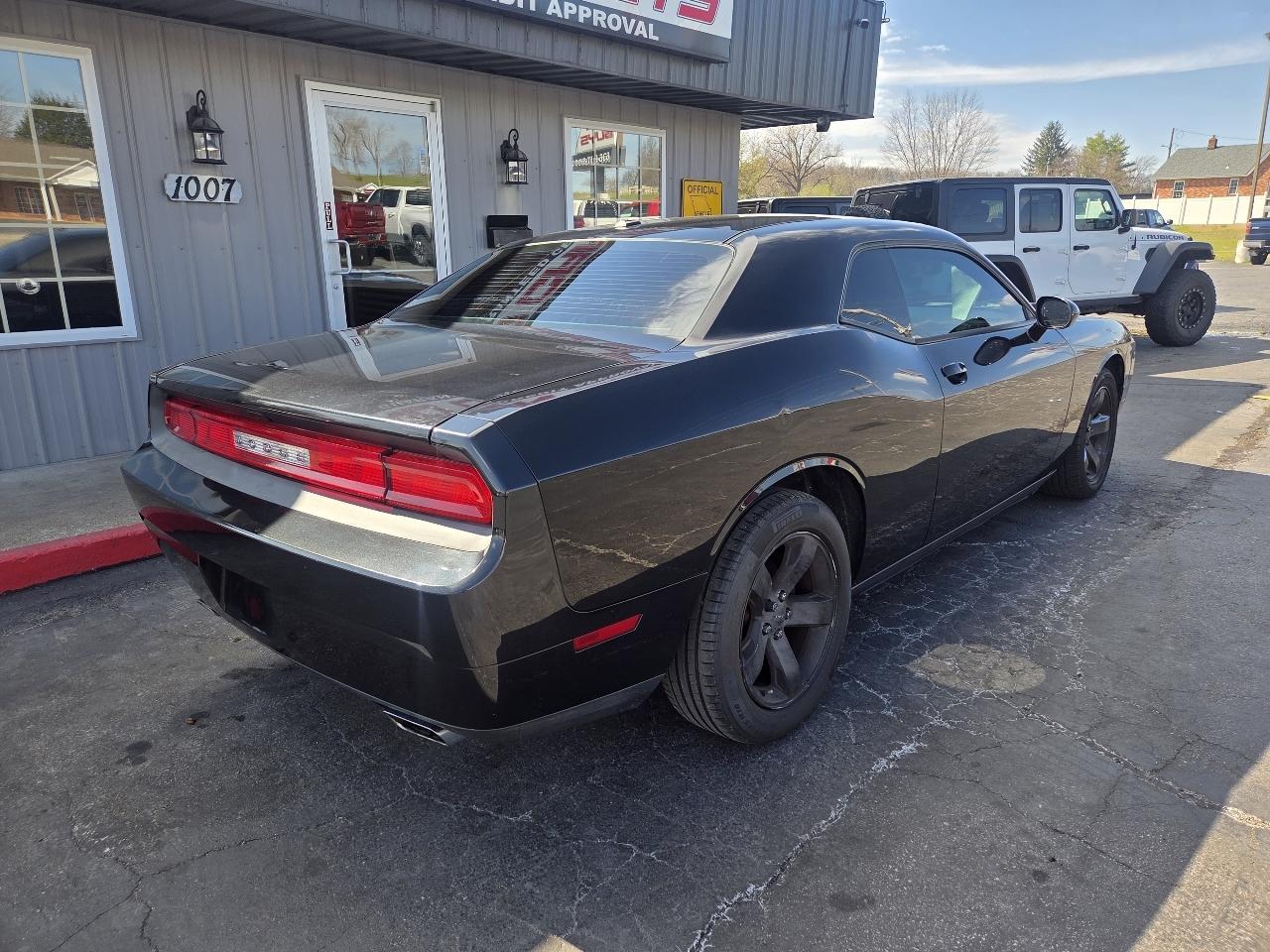 Dodge Challenger SE 2011