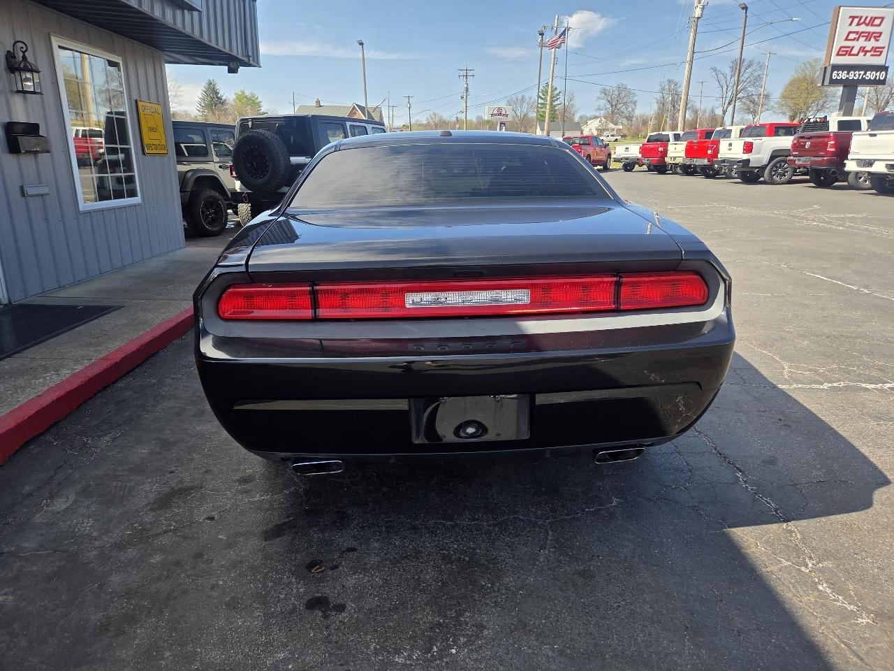 Dodge Challenger SE 2011