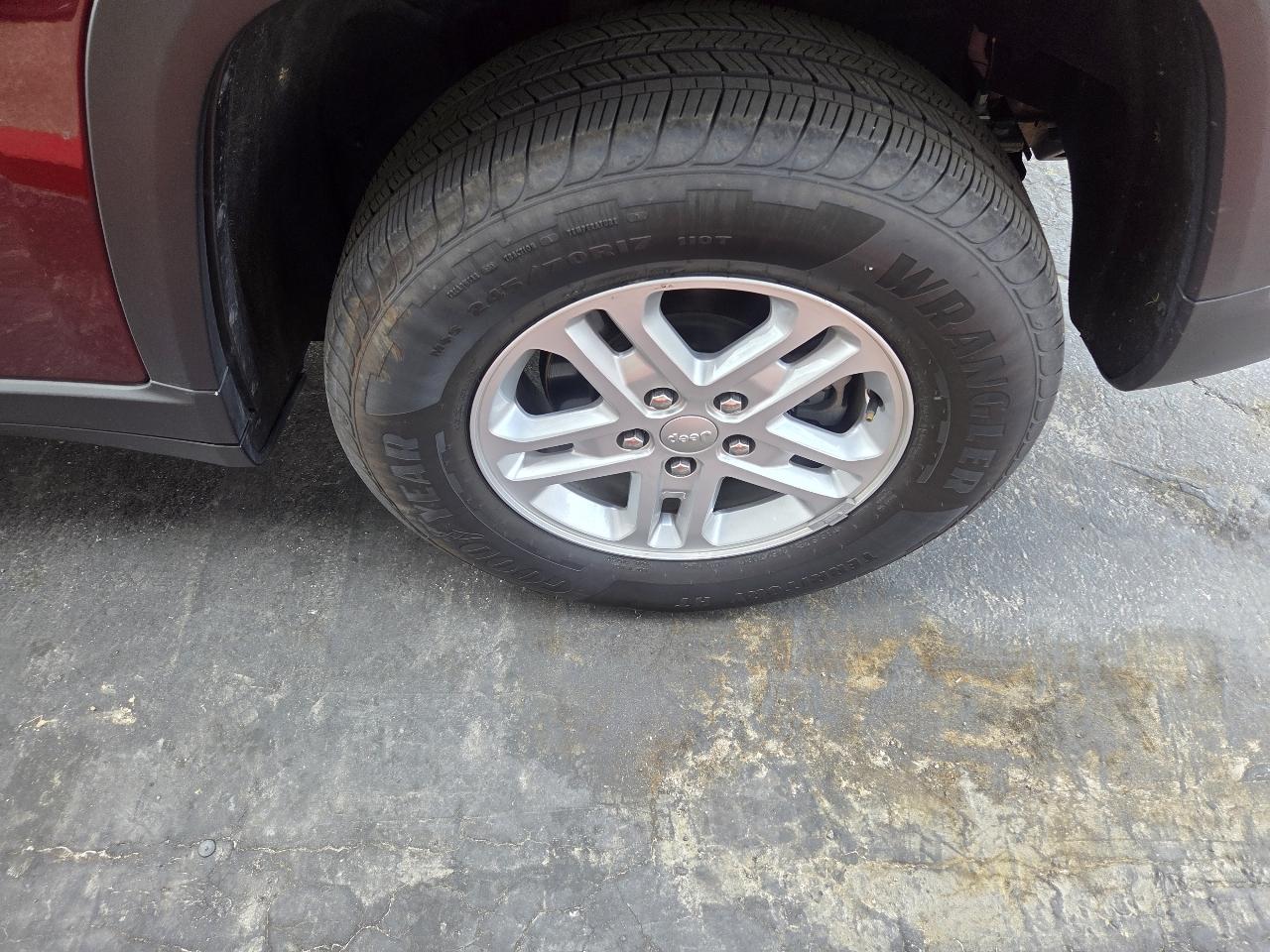 Jeep Grand Cherokee Laredo 4WD 2023