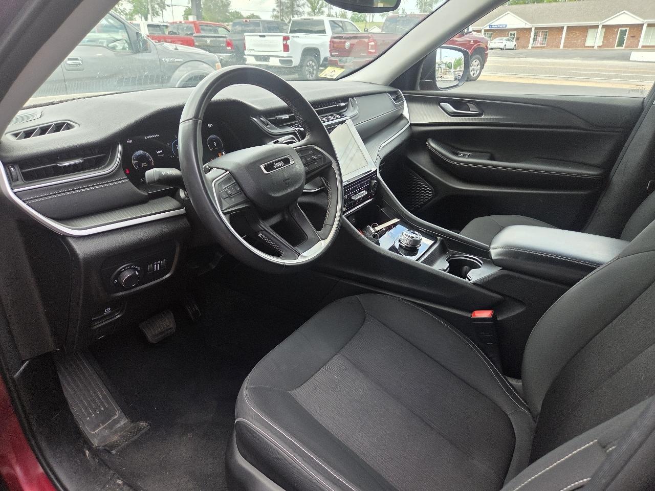 Jeep Grand Cherokee Laredo 4WD 2023