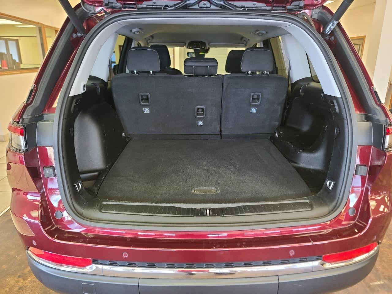 Jeep Grand Cherokee Laredo 4WD 2023