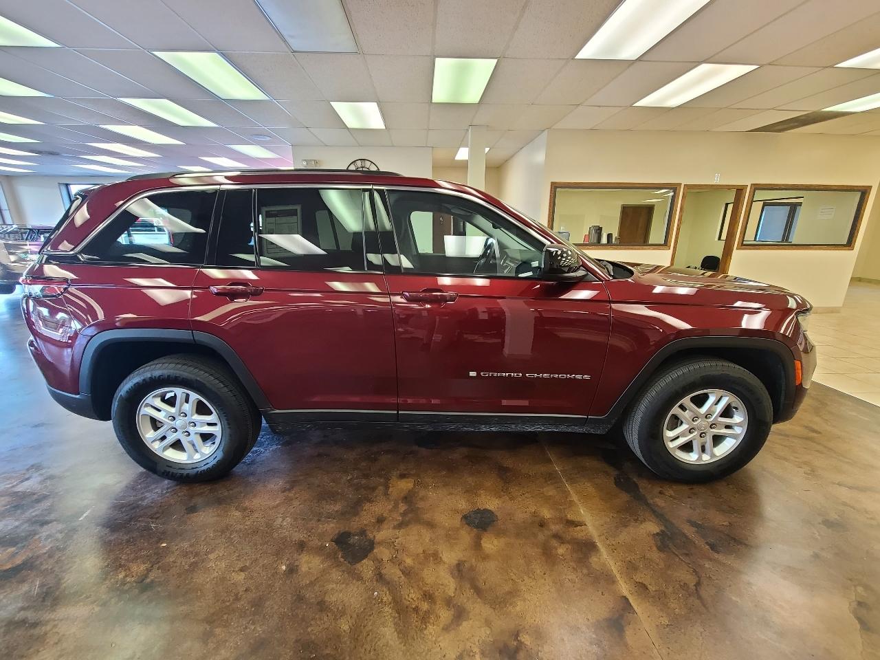 Jeep Grand Cherokee Laredo 4WD 2023